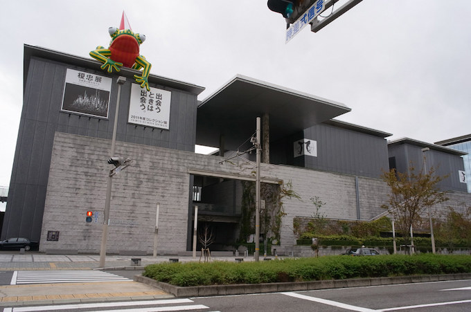 For the 1%erの会場となった兵庫県立美術館は、世界的な建築家である安藤忠雄氏の設計によるものだ。建物には「半刈りでハンガリー」のイラストが！