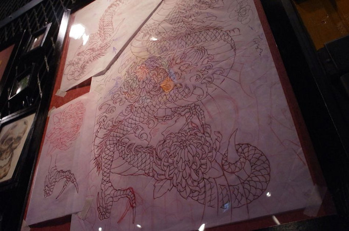 迫力の龍が描かれたタトゥーの原画なども数多く展示された。ひとつひとつの龍のウロコや花びらまで緻密、かつ正確に描かれている。