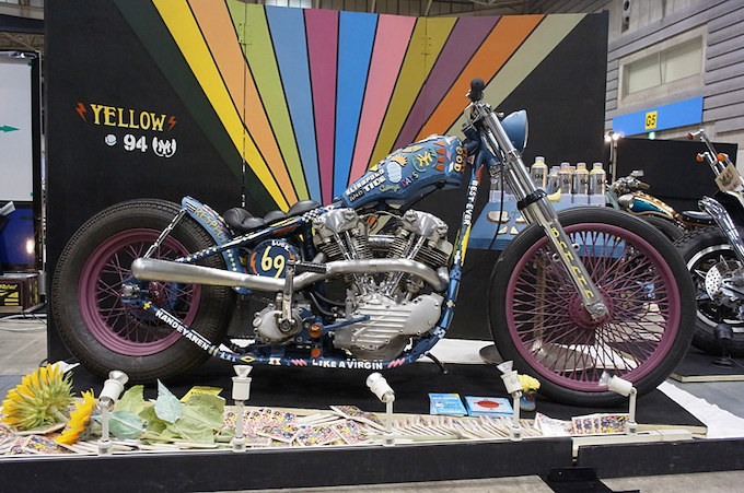 YELLOW MOTORCYCLEのポップなマインドで製作されたナックルヘッド。このカラーリングを含めたテイストは紛れもないオリジナルである。