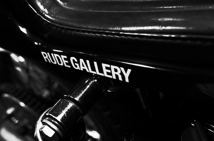 ワンメイクされたシートカウルのサイドにはコラボレーションバイクの証としてRUDE GALLERYのロゴが配されている。