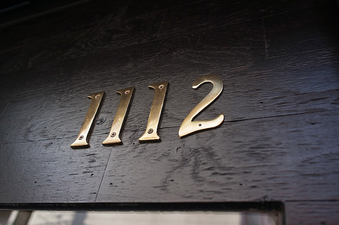 RUDIE'S KASUKABEの1112という住所をブラスプレートで表現。ここはRUDE GALLERYの原点である。