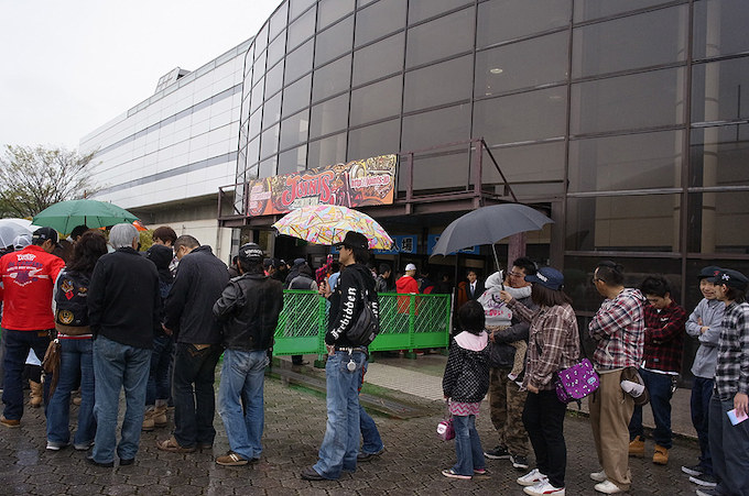 朝10時のゲートオープン前にすでに長蛇の列が！　名古屋のカスタムフリークには天候など全く関係なし。