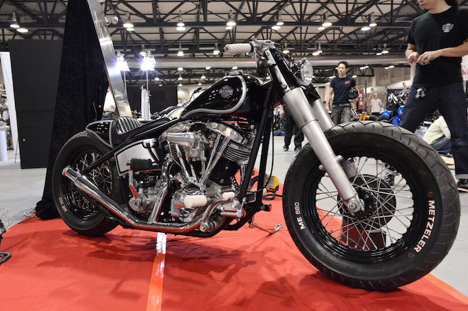 CHOPPER JOURNALピックを獲得したNUTS CUSTOM CYCLESのショベルヘッド。ブラック＆シルバーのソリッドなマシンに製作されている。