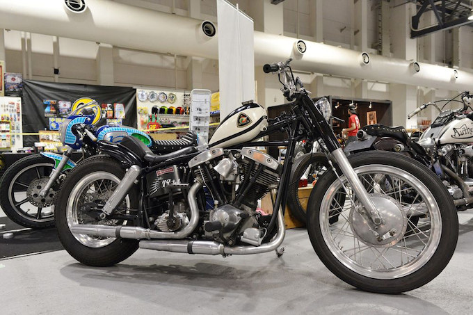 滋賀県大津市のAUTHENTIC MOTOR SERVICEのショベルチョッパー。後方へオフセットされたピーナッツタンクがスタイリングの要になっている。