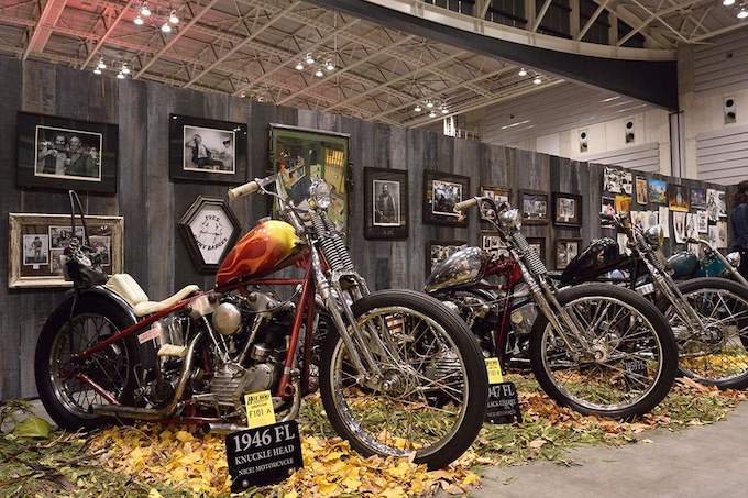 神戸から参加したナイス！モーターサイクル。ブースには同店の代表作4台が展示され、写真やイラストの70年代アート展も開催された。