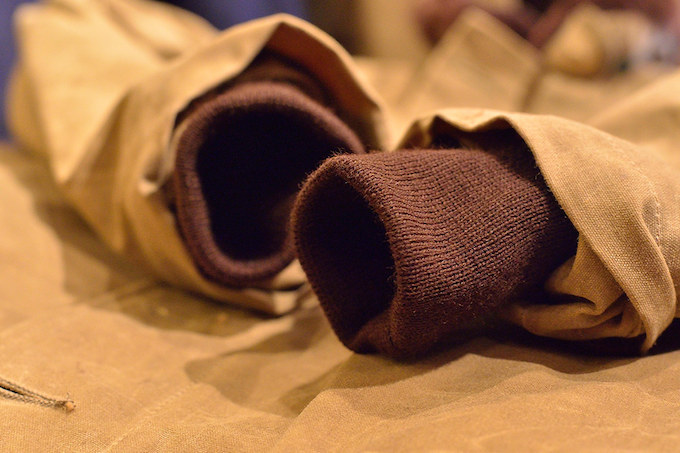Dehenのポートランド工場で編み上げられた1×1編のニットリブ。素材にはアメリカで生まれ育った羊の毛糸のみが使われている。