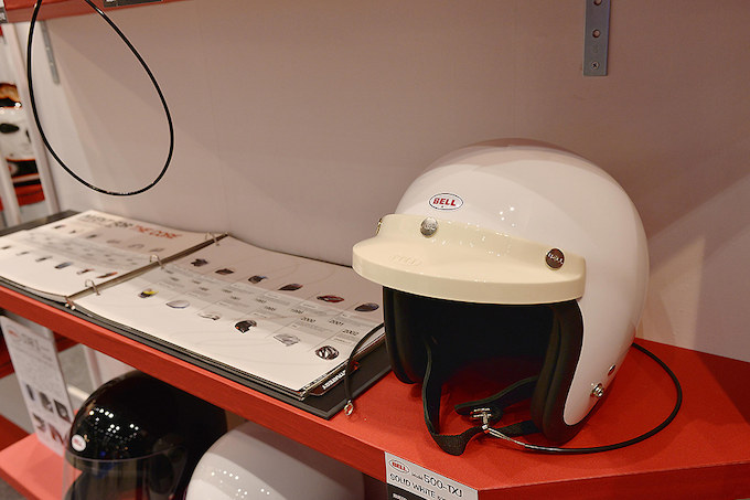 この夏発売予定のBELL 500-TXJ。このヘルメットは1968年の後期500-TXを現代の技術で再現したSG企画クリアの夢のジェットヘルメット。