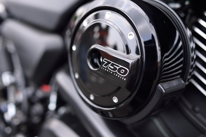 排気量750ccの水冷Revolution X V-Twinモーターを搭載したストリート750。V-Rodファミリーに続く10年ぶりとなるニューファミリーの登場。