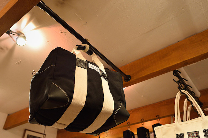 BECKELのキャンバスバッグもフルラインナップで販売されている。シンプルなデザインとその高い耐久性により、長く使える本物のバッグと言える。