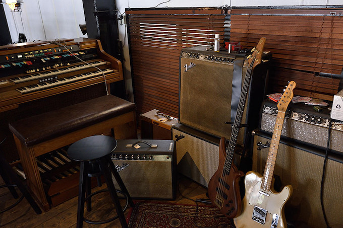 ロフトには電子オルガンのハモンドやフェンダーのビンテージアンプ、ギターなどが置かれスタジオのような一画が。音楽の造詣が深いブルーグルーブTAKAならではのスペース。
