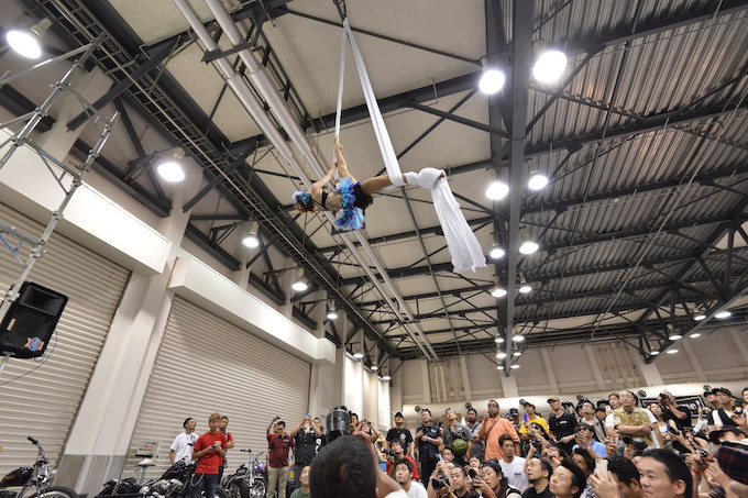 メインステージではアワード発表のあとに上条早樹による「ROPE ART SHOW」が開催された。天井から吊るされた布に命綱なしで登りパフォーマンス！