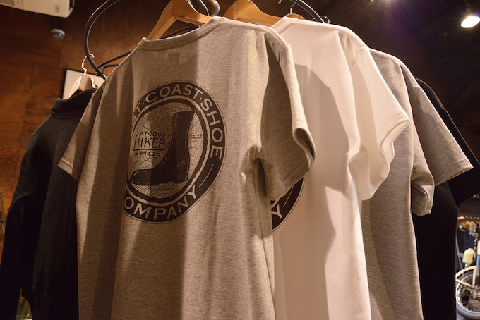 アメリカで生地から生産したWESCOオリジナルのTシャツなど、アクセサリーも販売されている。