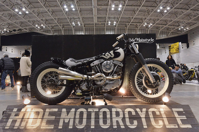 HIDE MOTORCYCLEが展示したアーリーボッバー。程よいボリュームの外装と前後タイヤのバランスが絶妙。さすがのセンスである。