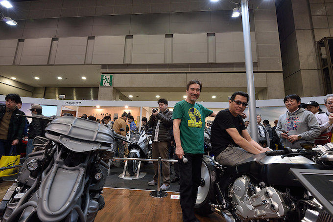 BMW Motorrad Japanのブースで展示された直6エンジンを搭載するK 1600 GTLのカスタムプロジェクト「IGNITE STRAIGHT SIX」。参加ビルダーのホットドックの河北さんとケンズの永井さんによるトークショーも催された。
