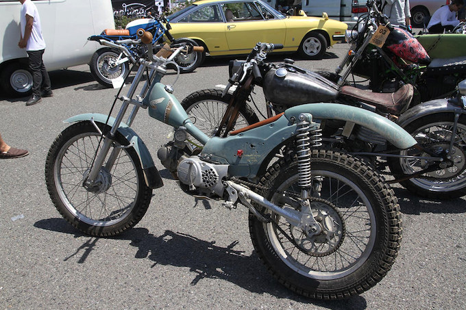 トライアルバイクへとカスタマイズされたHONDA Super Cub。