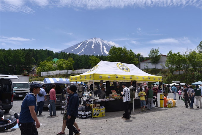 横浜本牧のムーンアイズもブースを出展。富士山バックという最高のロケーションのもと、来場者のテンションも最高潮に！