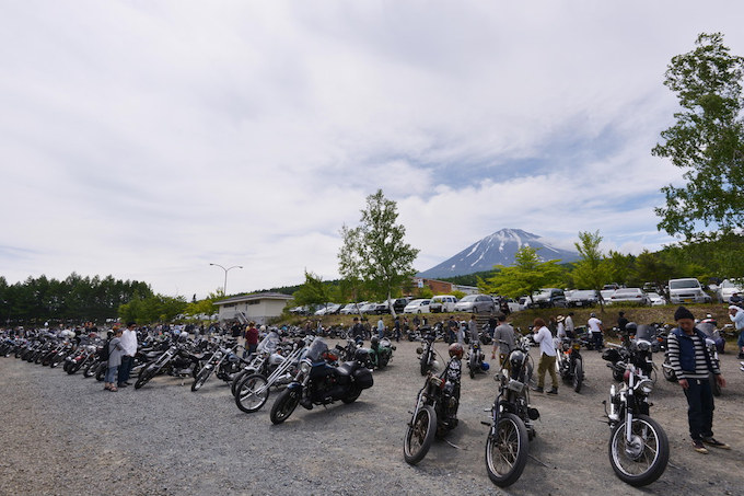 澄み渡る青空のもと、A-DAY来場者用の二輪駐車場はバイクで埋め尽くされた。富士山がはっきりと見えるこのロケーションこそA-DAYの醍醐味と言える。
