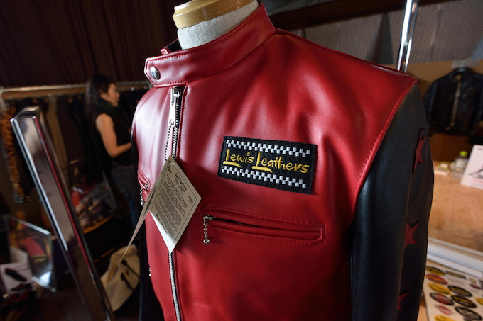 アメリカンメイドのレザージャケットとは一線を画すLewis Leathers Japanのブース。この色使いはブリティッシュメイドのLewisならではと言える。