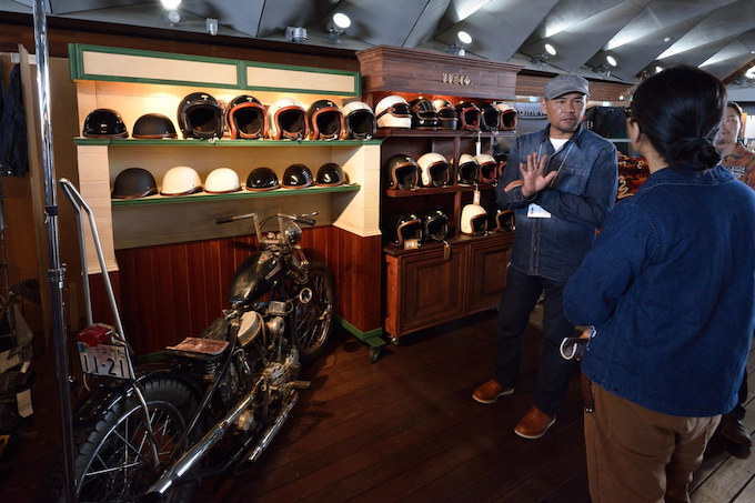 オリジナルヘルメットをメインに展示したTT&CO.のブース。ブランニューのビンテージレザートリムスモールジェットは同店の意欲作である。