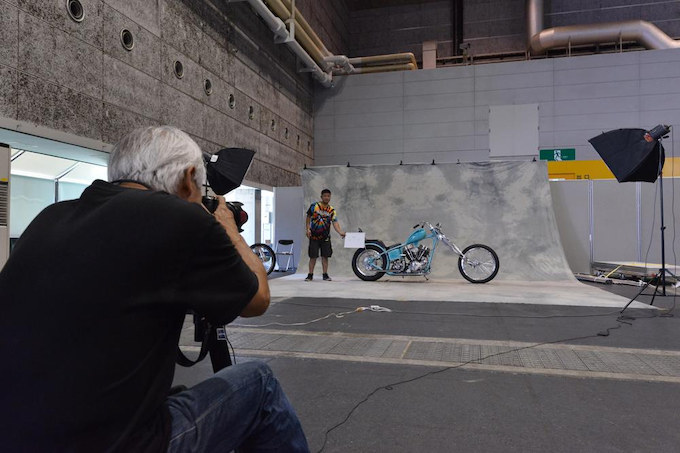 恒例の雑誌ホットバイクジャパンによる仮設スタジオでの全台撮影が今年も行われた。この特集は9月27日発売のHBJ 146号にて！