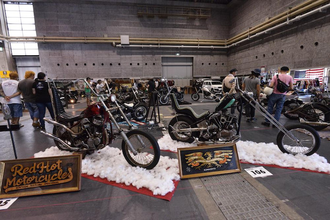 熊本のレッドホットモーターサイクルとキングスパフォーマンスのブースにはご覧のパンチョッパーとショベルロングフォークが展示された。