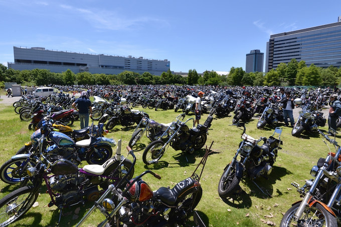 インテックス大阪3号館から少し離れたところに用意された来場者専用の二輪駐車場。比較的早い段階でご覧のようにバイクで溢れていた。