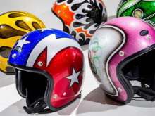 現代の安全性で70年代の巧みなデザインを再現したジェットヘルメットの画像