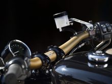 純正ライクなルックスでハンドル周りをスポーティーに仕上げるの画像